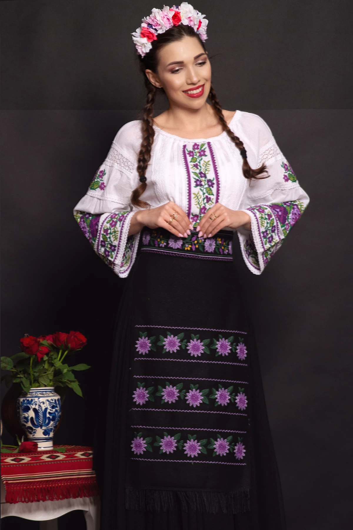 Fota traditionala Lioara cu franjuri si broderie florala mov