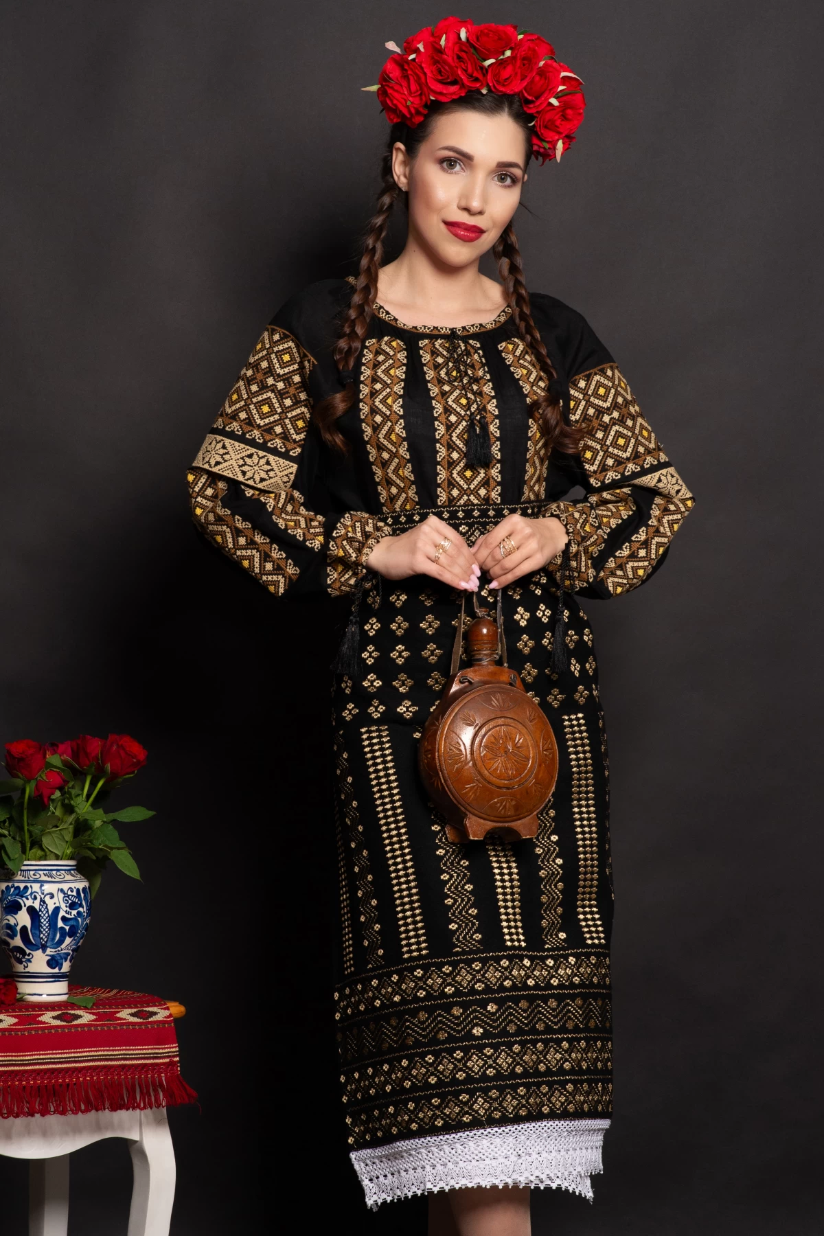 Set catrinta si brau traditional cu broderie aurie si simbolul rombului
