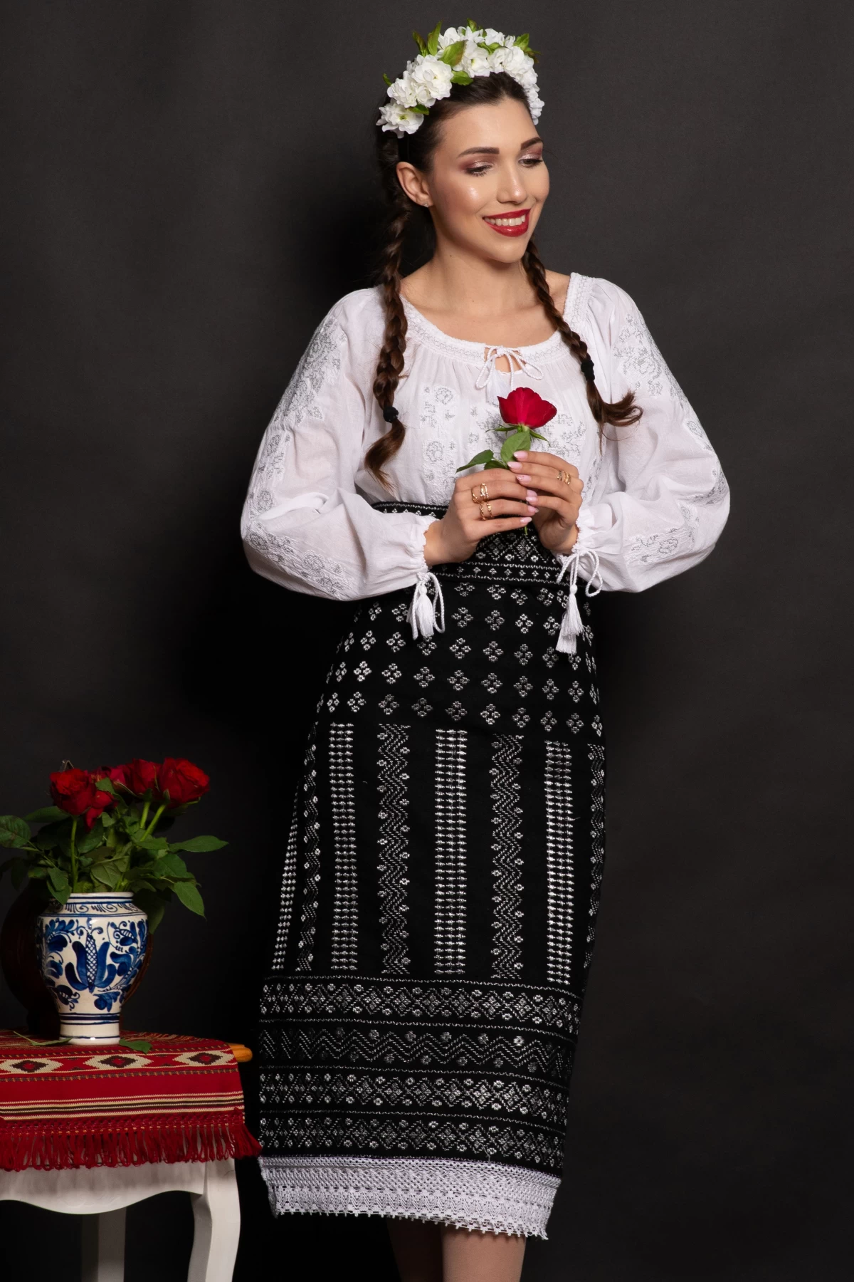 Set catrinta si brau traditional cu broderie argintie si simbolul rombului