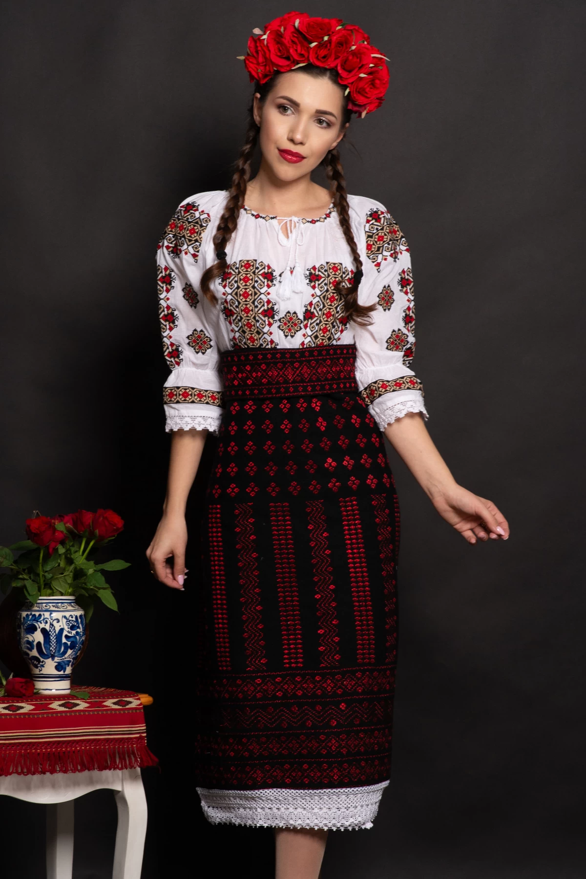 Set catrinta si brau traditional cu broderie rosie si simbolul rombului