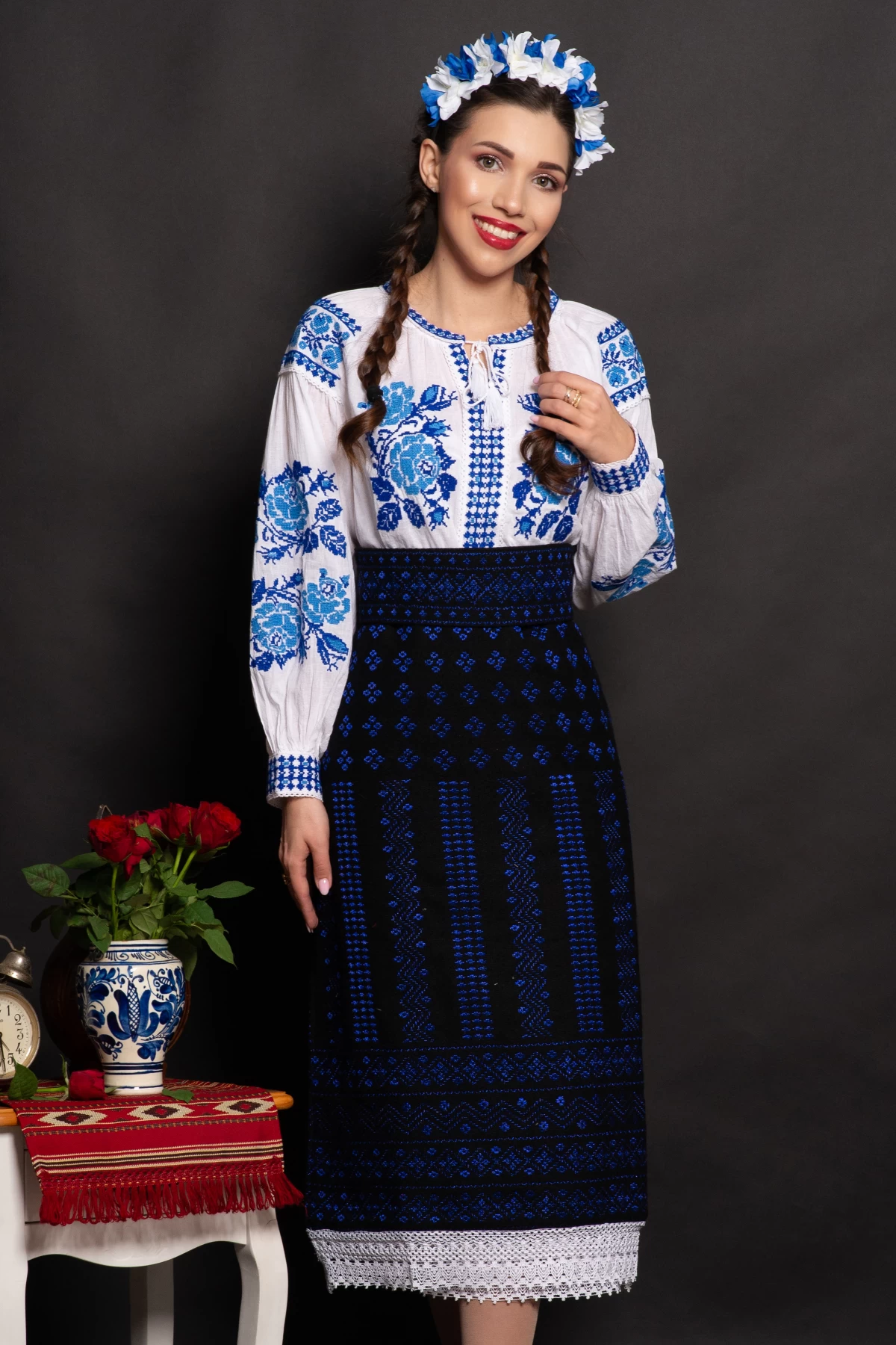 Set catrinta si brau traditional cu broderie albastra si simbolul rombului