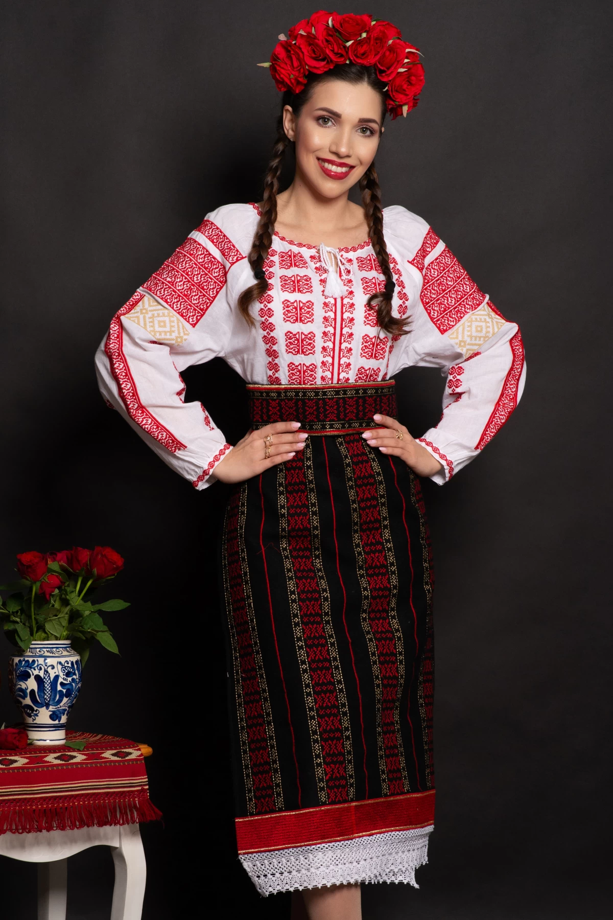 Set catrinta si brau traditional cu broderie rosie