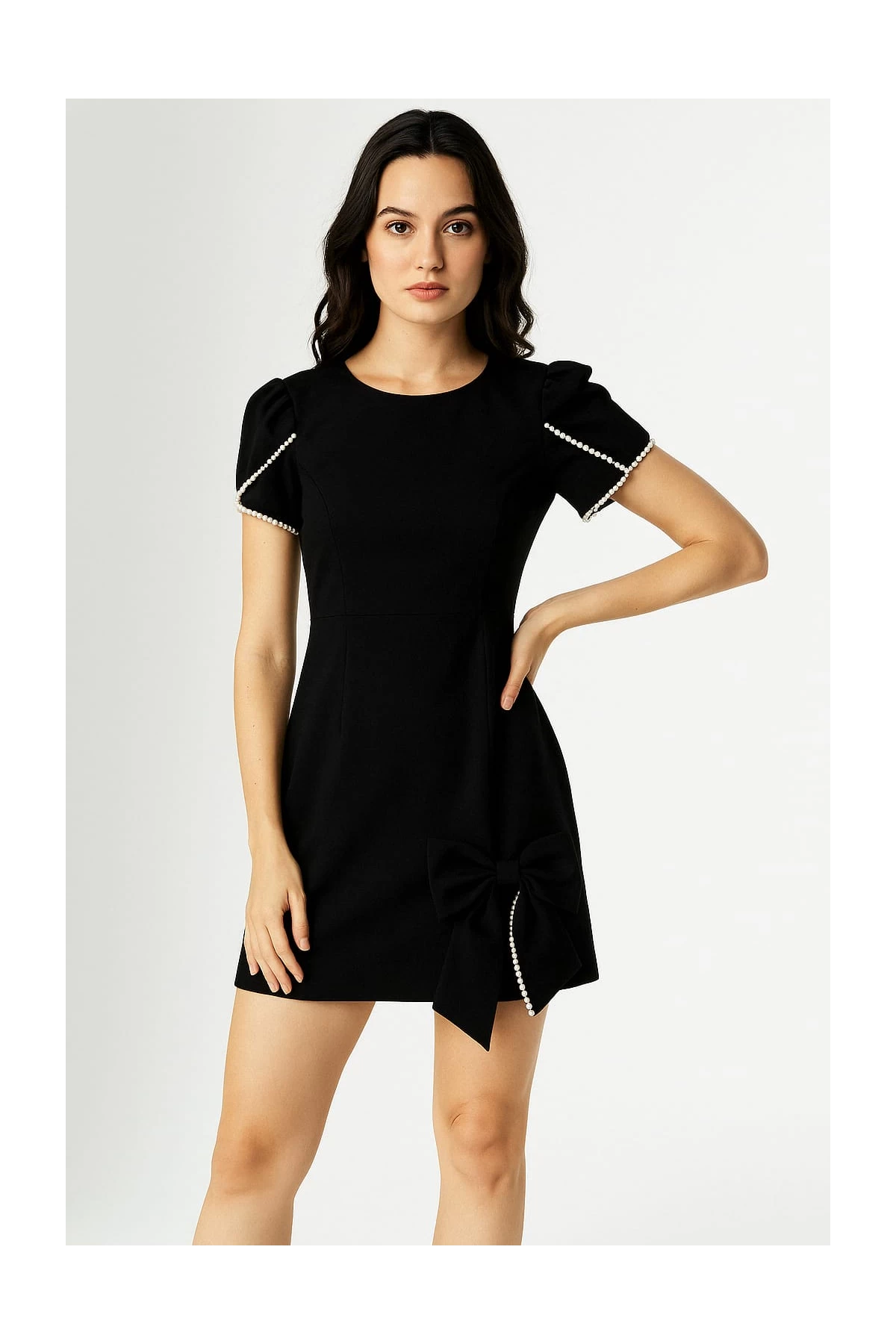 Rochie neagra mini cu funda si perle decorative